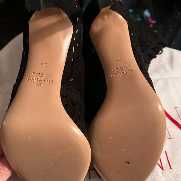 Valentino size 39 Brand New Lattice cut bootie in Black suede - Picture 4 of 6